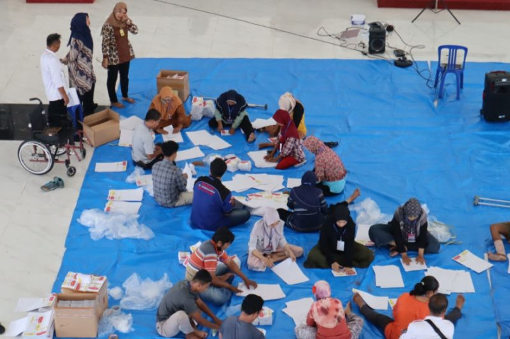 KPU Kudus Berdayakan Difabel untuk Sortir dan Lipat Surat Suara