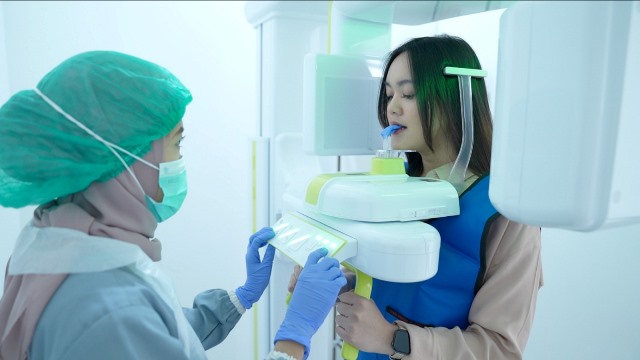 Ada beberapa alasan mengapa gigi palsu dipilih lebih banyak, dibanding implan. (Foto: Dok. Istimewa)