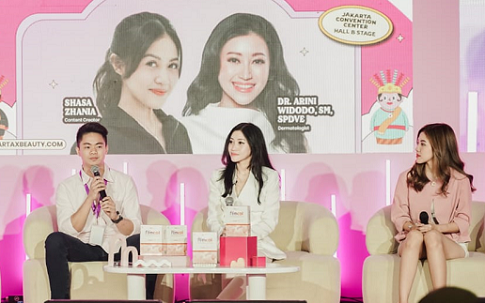 Ki-ka: Dennis Hadi, dr. Arini Widodo, SM, SpDVE dan Shasa Zhania dalam talkshow bersama Flimbeauty, di Jakarta x Beauty 2023. (Foto: Dok. Istimewa)