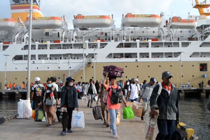 Potret Ribuan Pemudik Tiba di Kota Reinha Larantuka