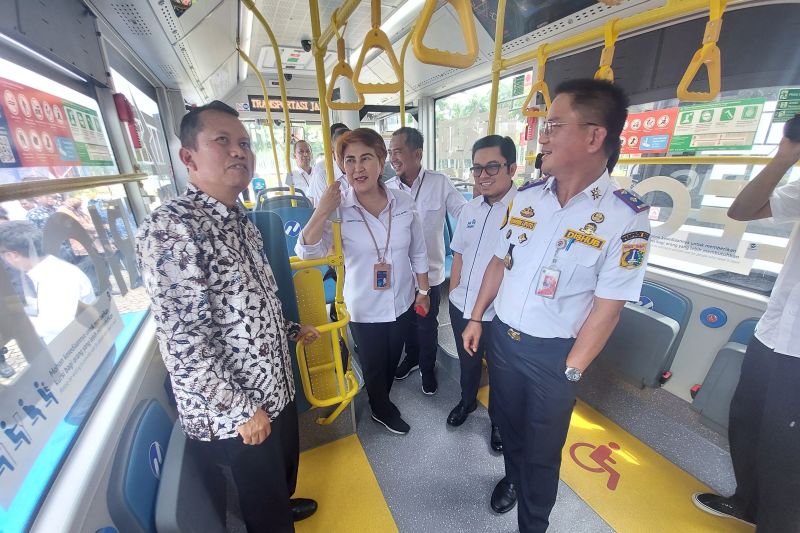 117 perumahan di Bodetabek gunakan transportasi massal. Foto: Antara