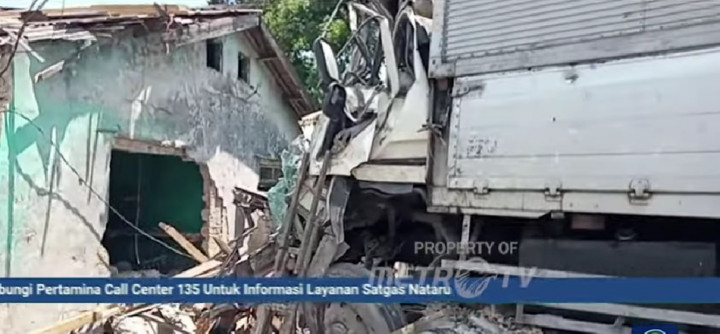 Truk Tronton Tabrak Motor dan Rumah di Jalan Raya Cianjur, 2 Orang Tewas