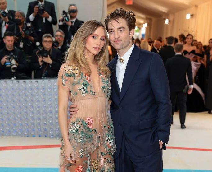 Robert Pattinson dan Suki Waterhouse Tunangan setelah Pacaran 5 Tahun