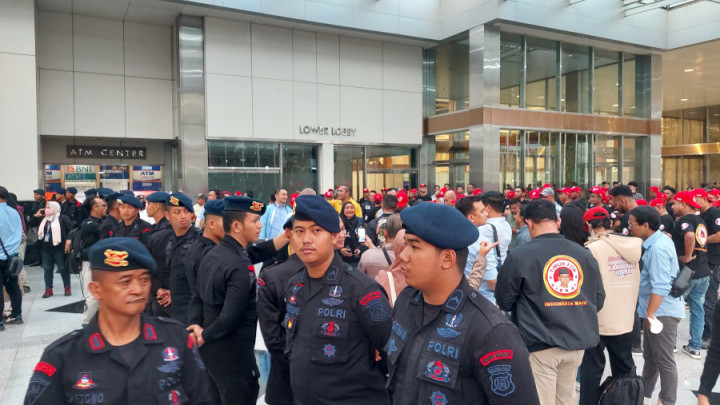 Anggota Brimob Jaga Ketat Pendukung Prabowo-Gibran