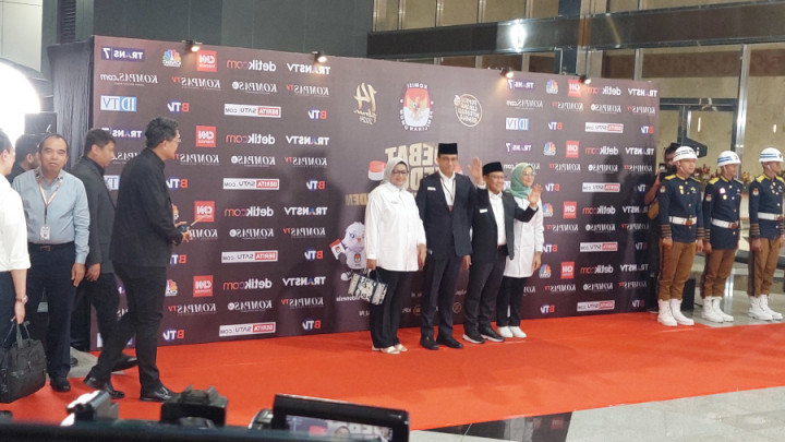 Anies dan Muhaimin Kompak Kenakan Jas Hitam di Debat Kedua Pilpres 2024