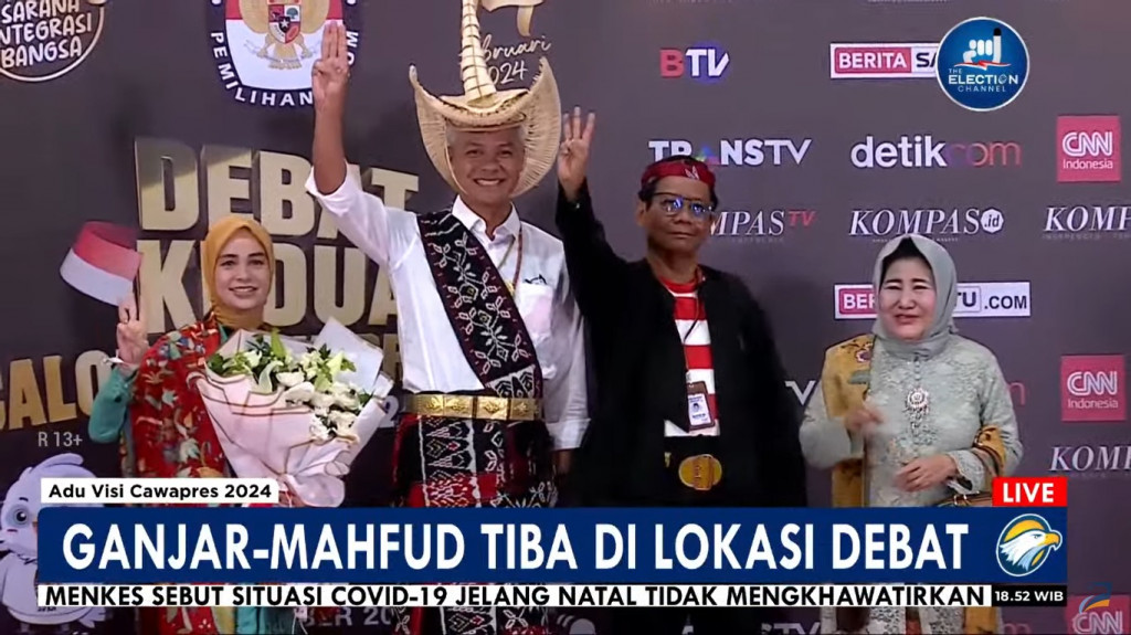 Debat Cawapres 2024, Paslon Ganjar-Mahfud Pakai Baju Adat Tore dan Madura. 