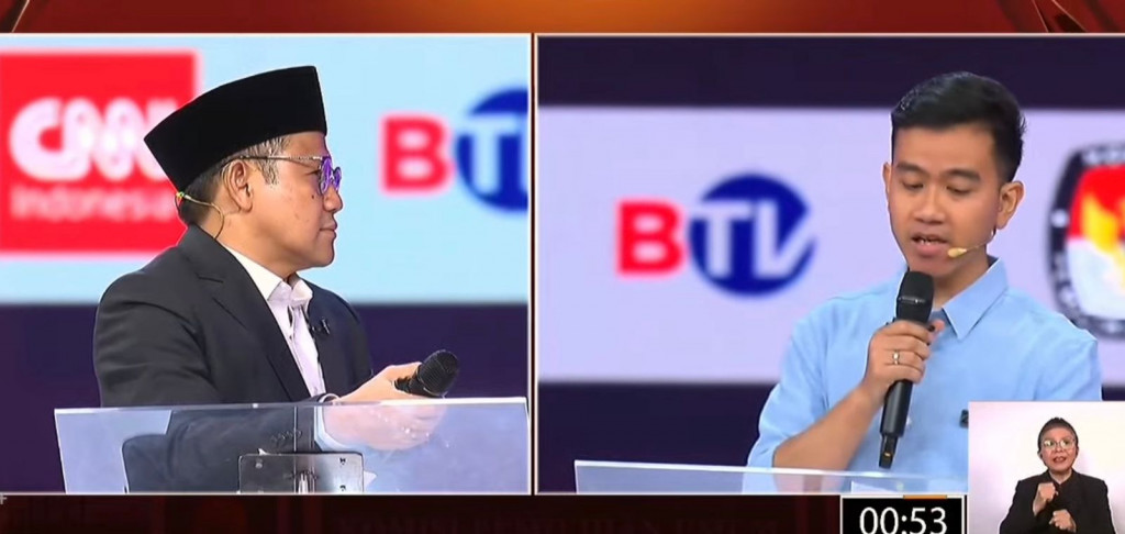 Gibran Serang Gus Imin soal SGIE, Malah 'Nyontek' Catatan saat Ditanya Balik