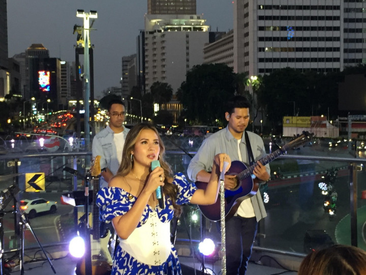 Spesial Hari Ibu, Raisa Gelar Intimate Show di Halte Transjakarta