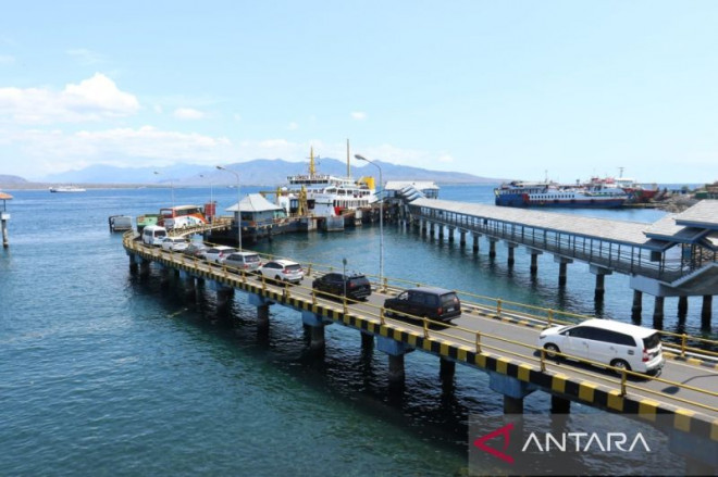 Kendaraan roda empat antre di dermaga untuk masuk ke kapal feri di Pelabuhan Ketapang, Banyuwangi, Jawa Timur. Jumat (22/12/2023) ANTARA/Budi Candra