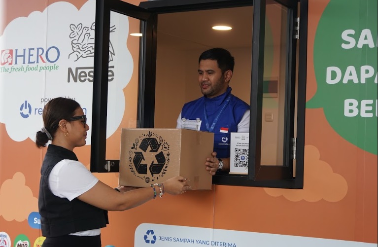 Kehadiran fasilitas waste station diharapkan dapat mempermudah konsumen dalam melakukan penyetoran sampah. Dok. Ist