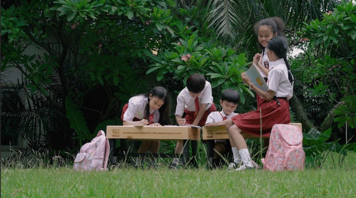 Terlihat Estetik, Begini Penampakan Bangku Sekolah Hasil Daur Ulang Sampah Plastik