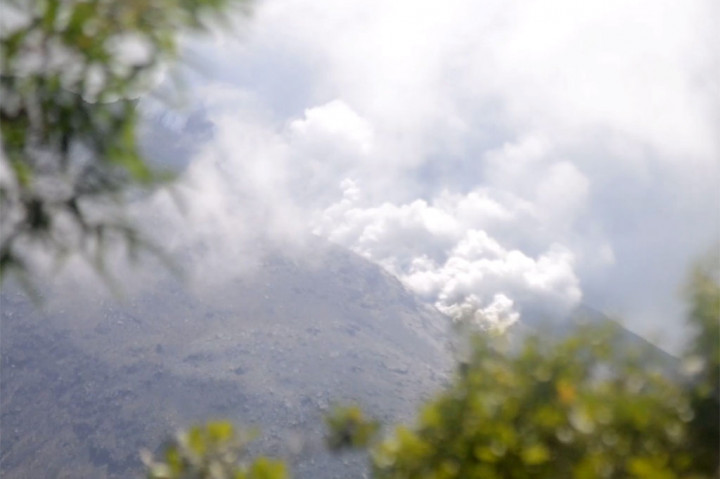 Hujan Abu Akibat Erupsi Gunung Lewotobi Laki-Laki Landa 5 Desa