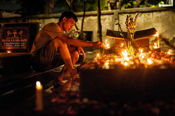 Tradisi Nyekar di Pemakaman Gereja Tugu Pada Malam Natal