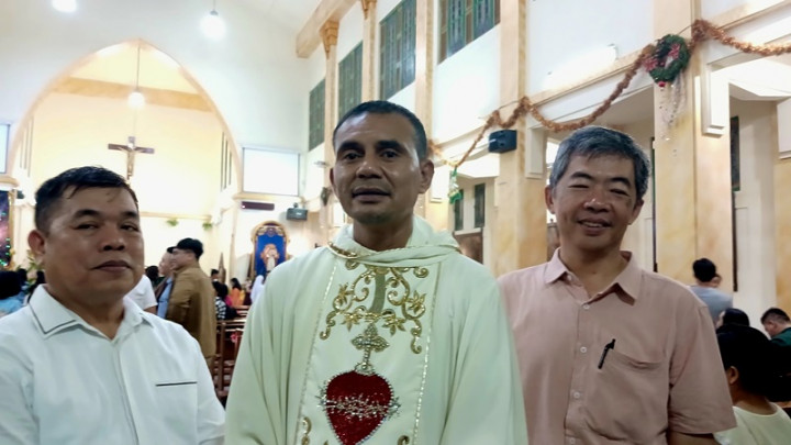 Malam Misa Natal di Gereja Katolik Hati Kudus Banda Aceh Berlangsung Khidmat