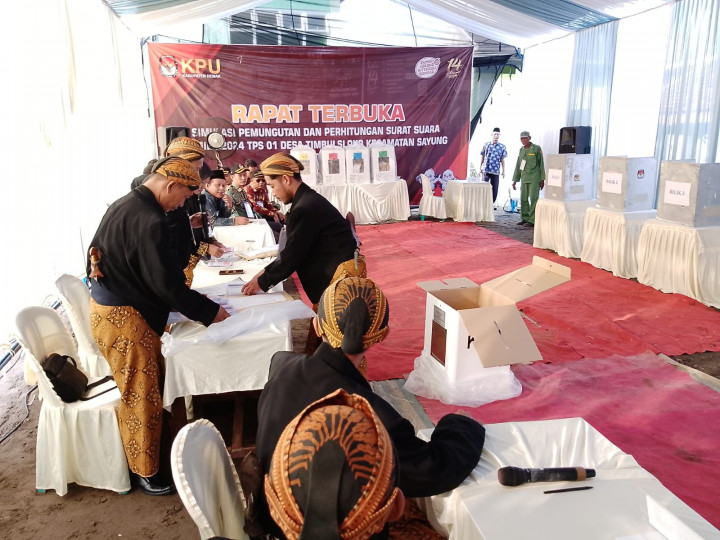 KPU Demak Simulasikan Pencoblosan di TPS Rawan Bencana Air Pasang