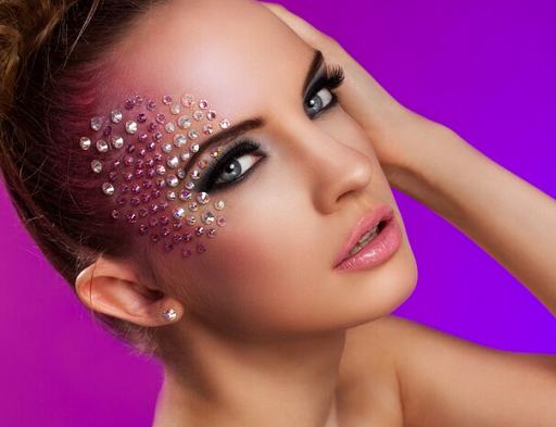 Make up look yang memberi kesan glamor natural akan menjadi tren kecantikan di tahun 2024. (Foto: Ilustrasi. Dok. Freepik.com)