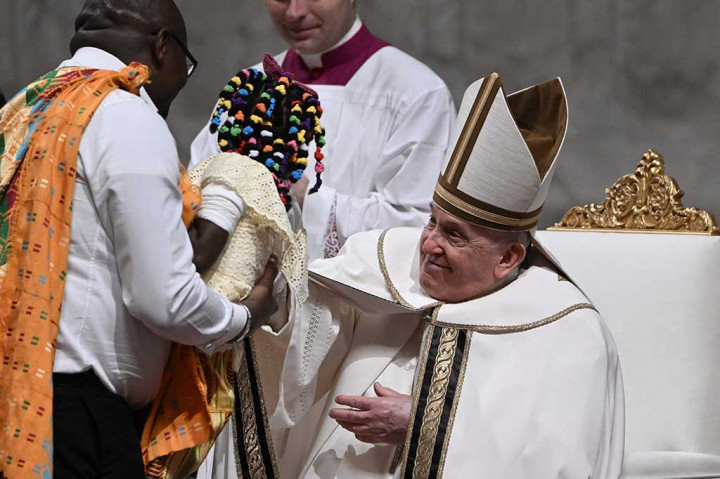 Paus Serukan Perdamaian Saat Memulai Perayaan Natal