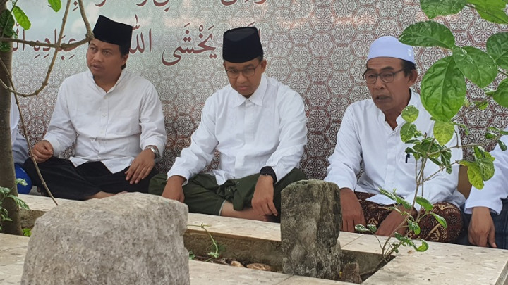 Ziarah ke Makam KH Bisri Mustofa, Anies: Perjuangannya Masih Relevan