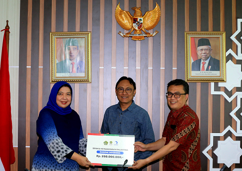 Penyerahan bantuan Danone Indonesia untuk Palestina melalui BPJPH. (Foto: Dok. Istimewa)
