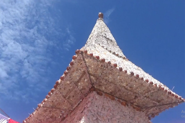 Unik! Pohon Natal Ini Terbuat dari Cangkang Kerang