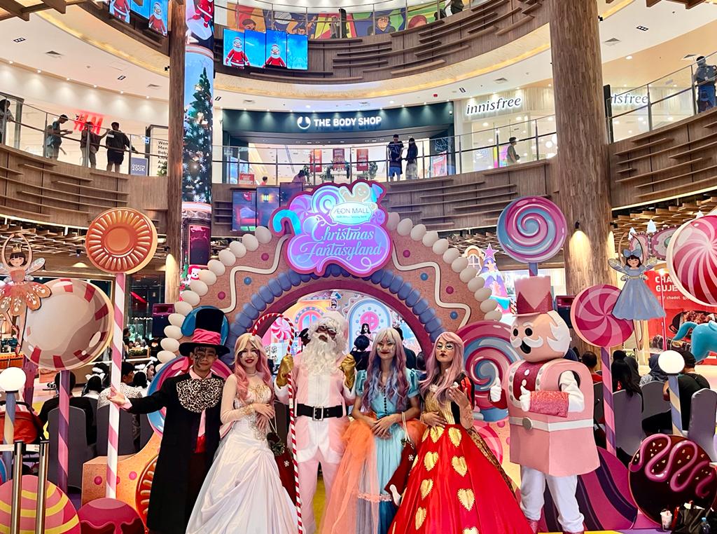 Rangkaian parade Natal bertemakan fantasy, Santa and Friend meet & greet di Aeon Mall Tanjung Barat. (Foto: Dok. Istimewa)