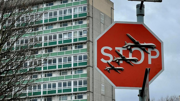 Seni Karya Bansky Dukung Palestina Langsung Dicuri