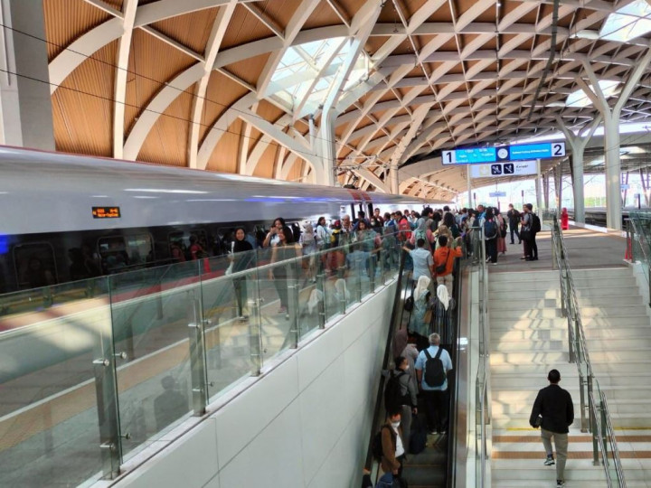 1 Juta Orang Sudah Gunakan Kereta Cepat Whoosh, Padahal Baru Beroperasi 2 Bulan!