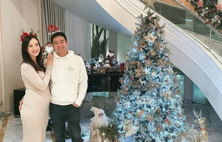 Pamela Bowie Umumkan Hamil Anak Pertama di Hari Natal