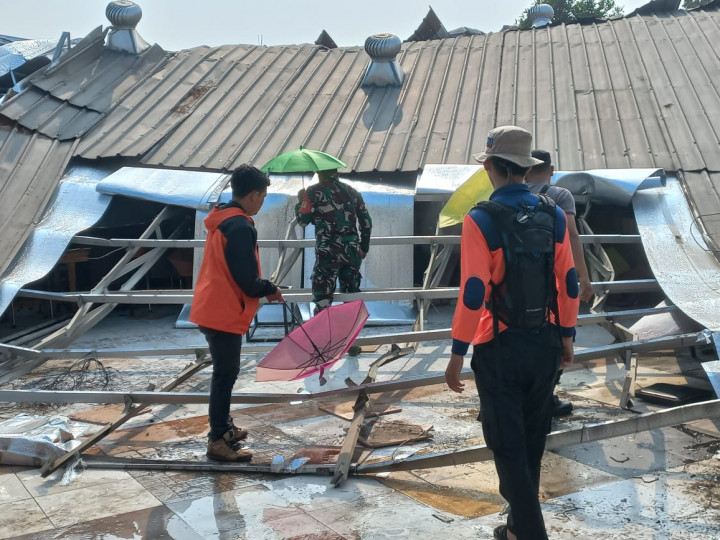 102 Rumah Rusak dan 6 warga Terluka usai Angin Kencang dan Banjir Menerjang Kabupaten Bandung