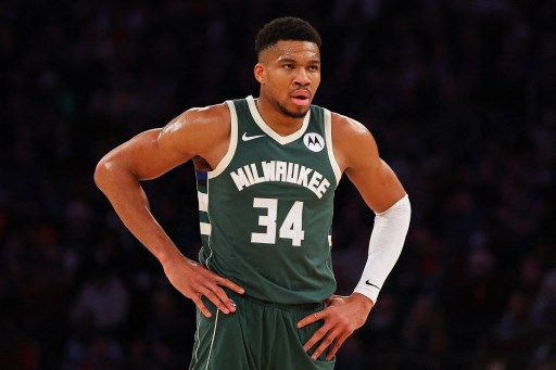 Bintang NBA Giannis Antetokounmpo Jagokan Ronaldo ketimbang Messi
