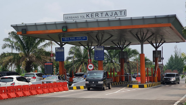 Puluhan Kendaraan Tujuan Bandung Via Tol Cisumdawu Nyasar ke Bandara Kertajati