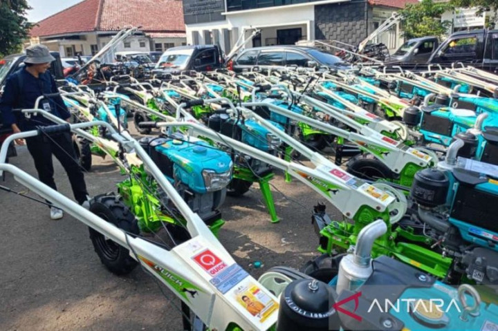 Tempel Stiker Kampanye di Traktor Bantuan Kementan, Status Anak Airlangga Hartarto Diputus Besok
