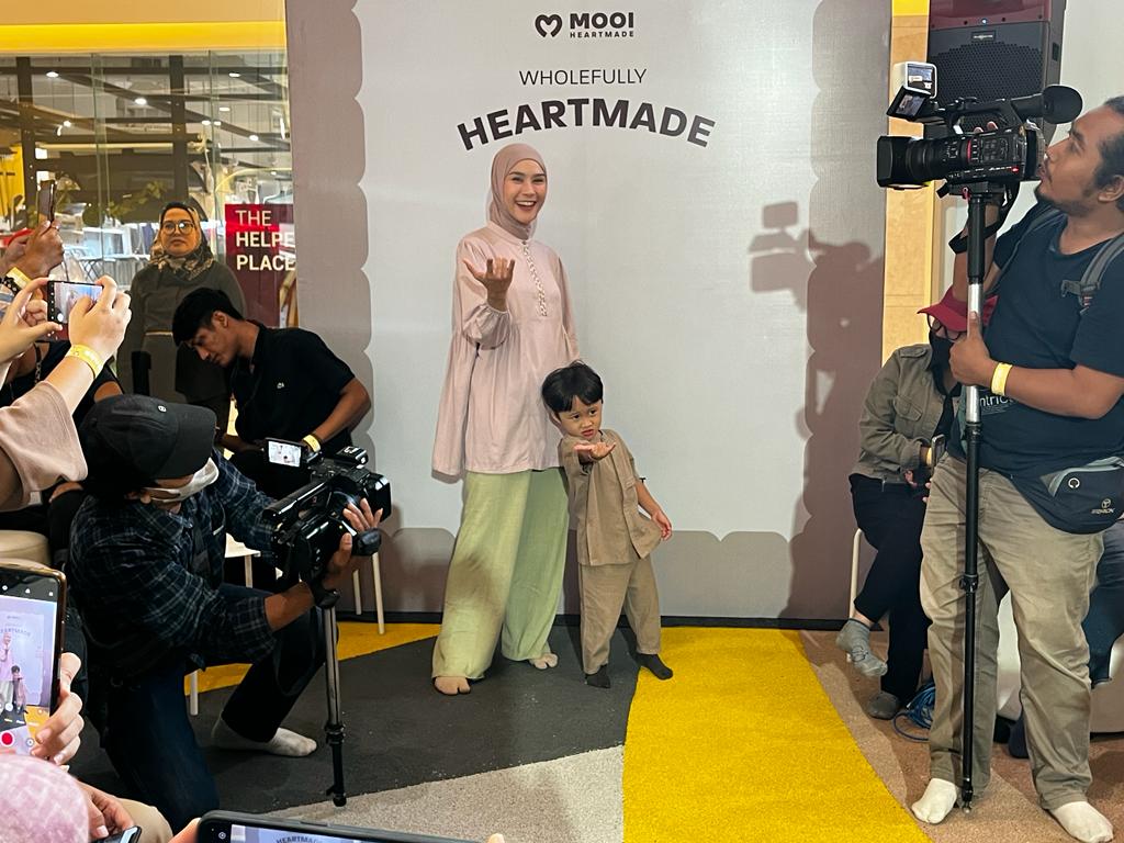 Zaskia Adya Mecca dan anaknya, Kama saat menjadi model pada produk Mooi. Foto: A. Firdaus/Medcom