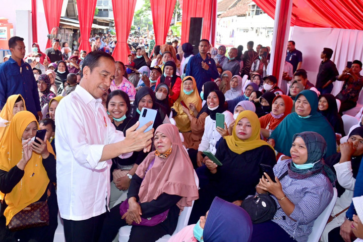 Penyaluran BLT El Nino di Kantorpos Genteng Kabupaten Banyuwangi Dihadiri Presiden Jokowi