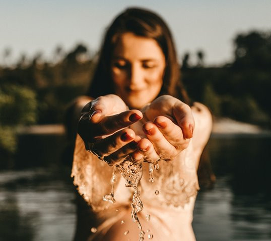 Biar Tetap Terhidrasi, Berapa Banyak Air yang Ibu Hamil Konsumsi, Ya?