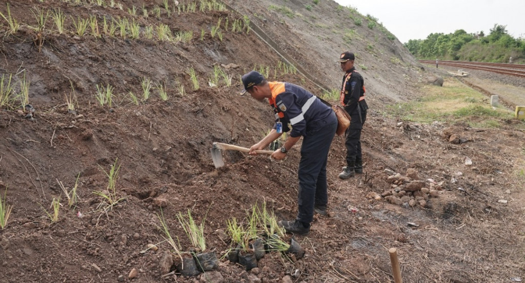 Upaya KAI Jaga Keamanan Jalur Kereta dari Ancaman Longsor. Dok. KAI.id