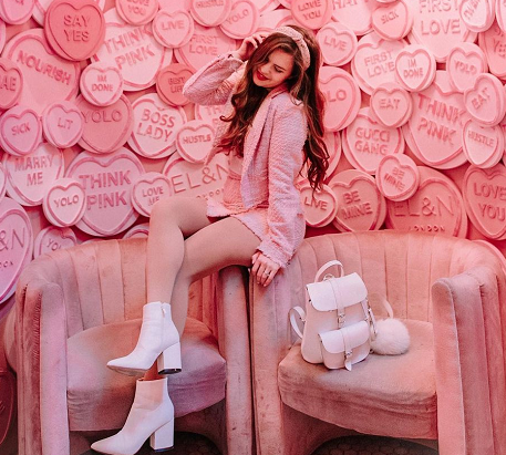 Millennial pink diprediksi bakal jadi tren warna busana lebaran 2024.  (Foto: Dok. Instagram/@)natalyjennings)