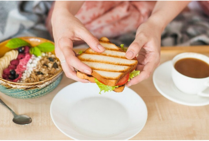 Dokter di India Beberkan Manfaat Makan tanpa Sendok atau Garpu