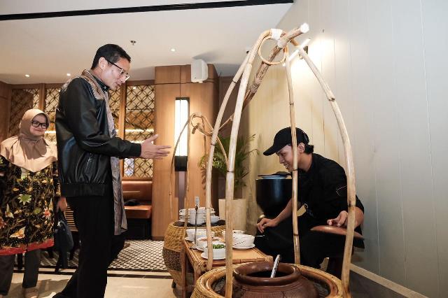 Menparekraf apresiasi The Heritage by Novotel Samator yang menghadirkan wisata kuliner baru. (Foto: Dok. Birkom Kemenparekraf)