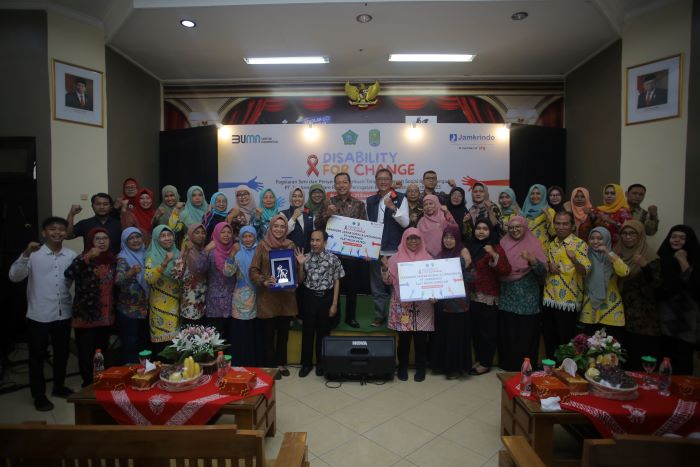 Pemberian bantuan alat musik untuk siswa SLBN Gedangan