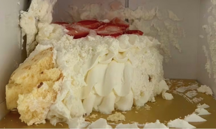 Kirim Kue Natal yang Hancur, Toko di Jepang Minta Maaf