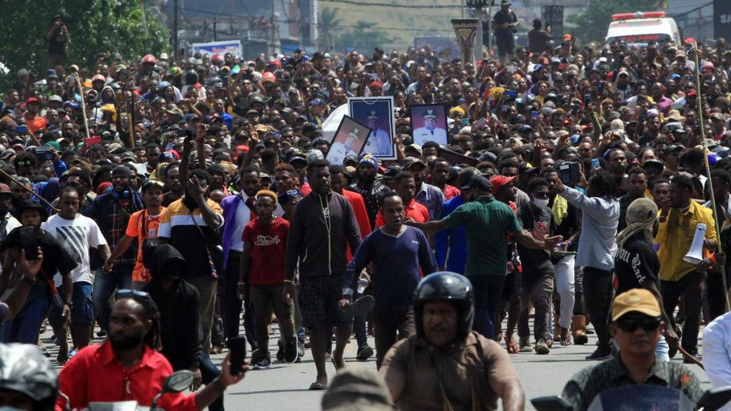 Jenazah Lukas Enembe Sudah Dimakamkan, Ribuan Masyarakat Papua Beri Penghormatan Terakhir