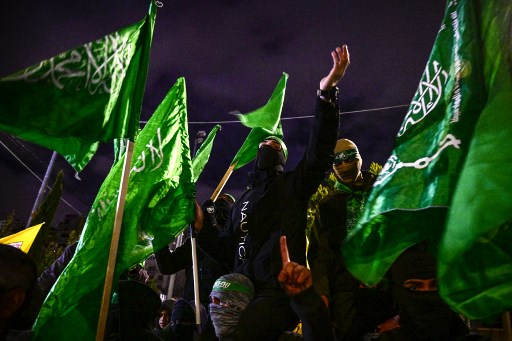 Simpatisan Hamas selalu siap melawan Israel. Foto: AFP