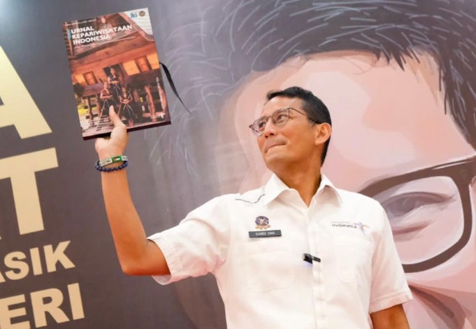 Menparekraf Sandiaga meluncurkan Jurnal Kepariwisataan Indonesia (JKI) Vol. 17 Edisi 2 bulan Desember 2023.. Dok. Kemenparekraf