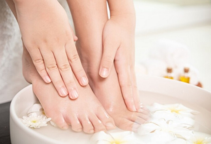 Mitos atau Fakta Rendamkan Kaki di Air Hangat Bantu Atasi Migrain?