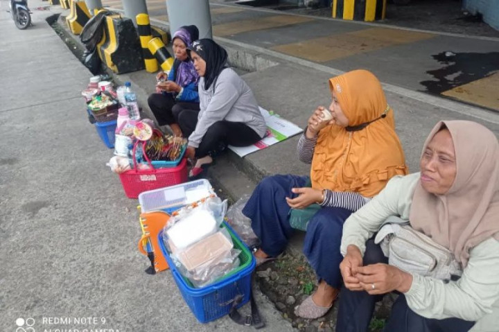Ramai Pemudik, Pedagang Kopi Keliling Pelabuhan Merak Ketiban Cuan