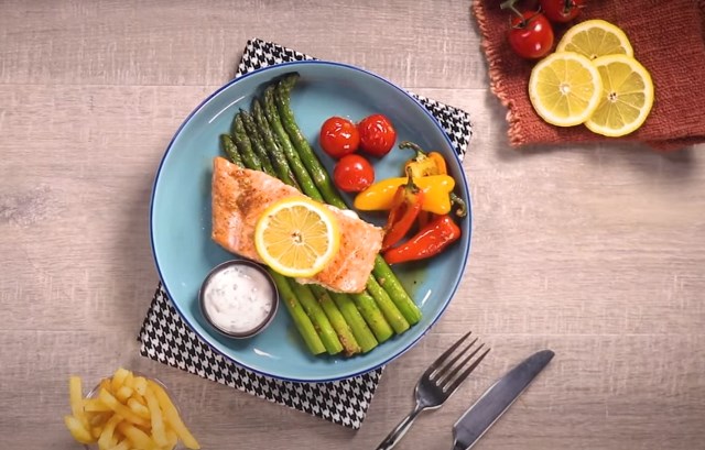 Simak cara buat salmon baked dari Endeus TV. (Foto: Dok. Endeus TV)