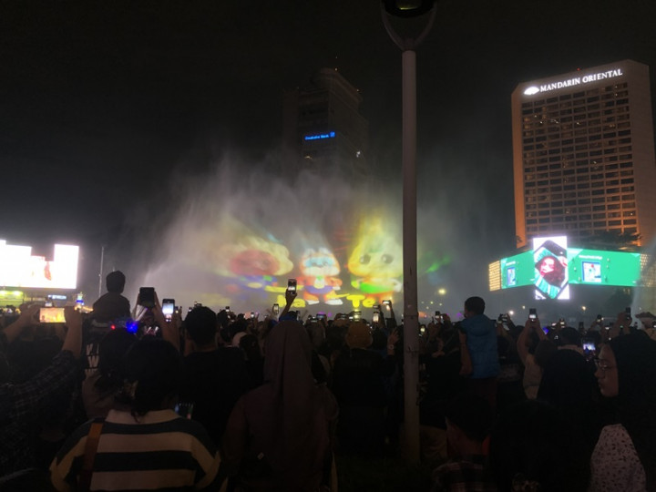 Alunan Lagu serta <i>Water Mist</i> Hibur Warga di Bundaran HI