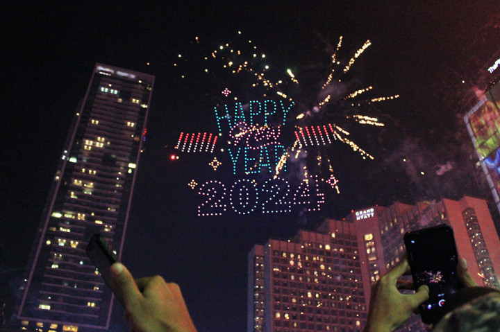 Potret Kemeriahan Malam Tahun Baru 2024 di Bundaran HI