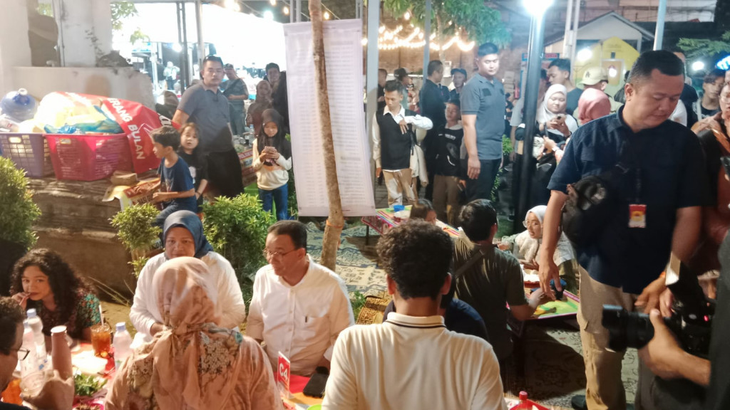 Anies Baswedan bersama keluarga rayakan tahun baru di Malioboro. Medcom.id/Mustaqim